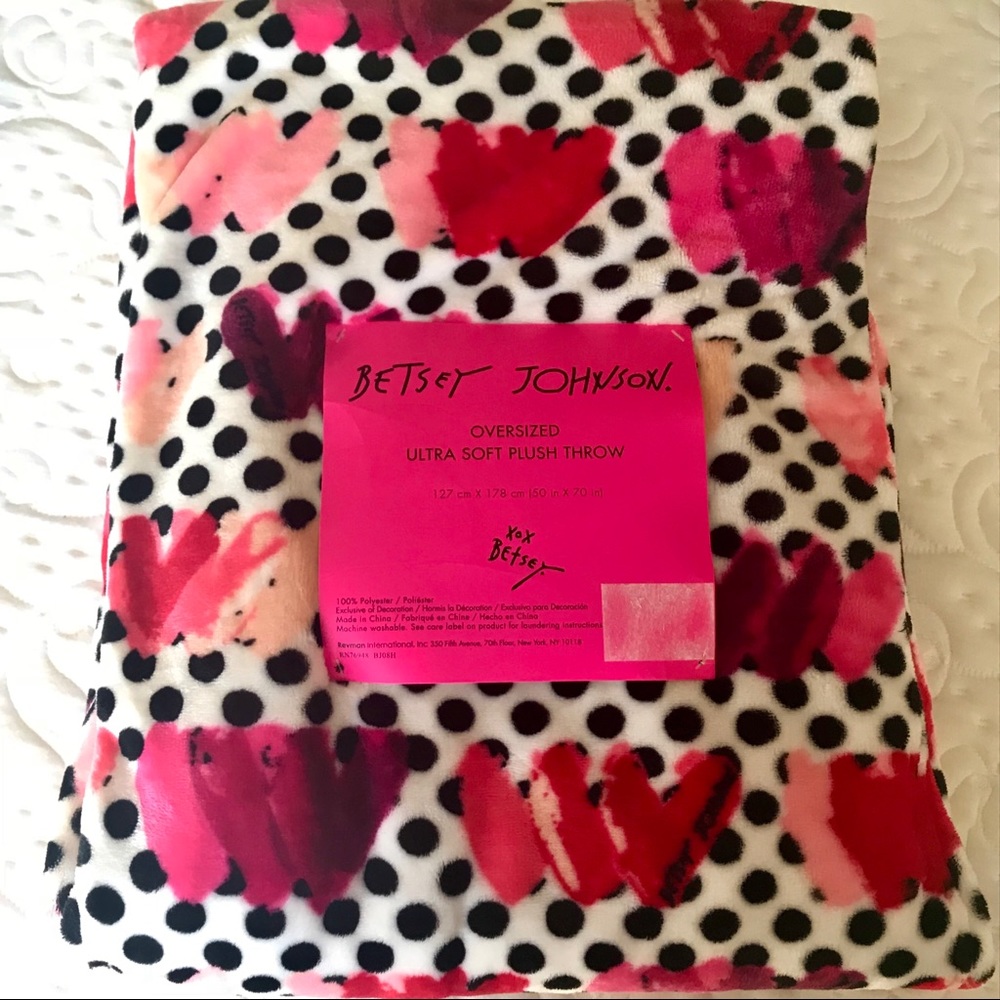 Betsey Johnson Painted Hearts Pink Plush Throw 💕 - Picture 7 of 8
